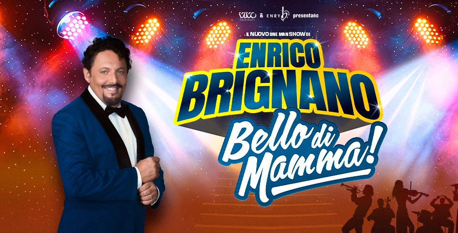 Foto con Enrico Brignano in primo piano e la scritta Bello di Mamma